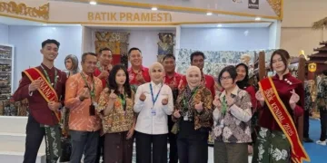 Bupati Kendal Dyah Kartika Permanasari melihat stan ajang Apkasi Otonomi Expo (AOE) 2026 yang berlangsung di di Indonesia Convention Exhibition (ICE) BSD, Kabupaten Tangerang, Banten, Kamis, 27 Agustus 2026. (dok for Lingkarjateng.id)