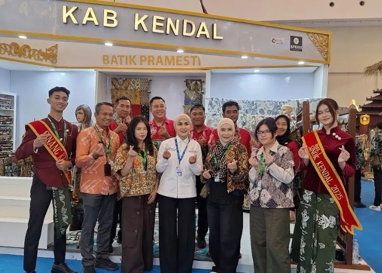 Bupati Kendal Dyah Kartika Permanasari melihat stan ajang Apkasi Otonomi Expo (AOE) 2026 yang berlangsung di di Indonesia Convention Exhibition (ICE) BSD, Kabupaten Tangerang, Banten, Kamis, 27 Agustus 2026. (dok for Lingkarjateng.id)