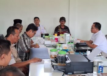 Kepala Bakesbangpol Kendal, Alfebian Yulando (belakang, berbaju putih, mengikuti rapat teknis pembangunan RSNU Kendal, Rabu, 12 Agustus 2026. (Anik Kustiani/Lingkarjateng.id)