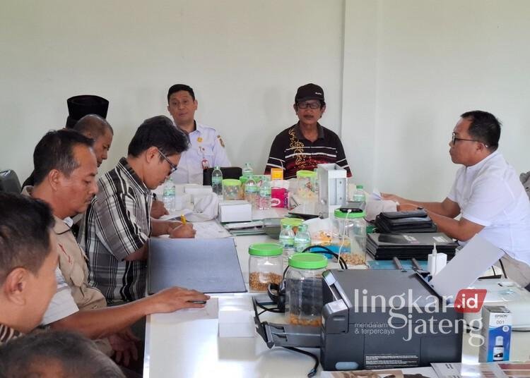Bakesbangpol Kendal Rutin Monitoring dan Evaluasi Dana Hibah Pembangunan RSNU Rp20 Miliar 25 Kepala Bakesbangpol Kendal, Alfebian Yulando (belakang, berbaju putih, mengikuti rapat teknis pembangunan RSNU Kendal, Rabu, 12 Agustus 2026. (Anik Kustiani/Lingkarjateng.id)