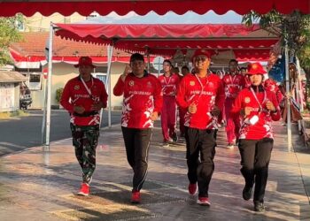 Kepala Bakesbangpol Kendal, Alfebian Yulando (dua dari kiri), ikut berlari bersama para Capaskibrakan dalam Pusdiklat di Alun-alun Kendal, Jumat, 7 Agustus 2026. (Anik Kustiani/Lingkarjateng.id)