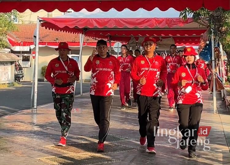 Beri Motivasi Capaskibraka, Kepala Bakesbangpol Kendal Ikut Lari di Pusdiklat 25 Kepala Bakesbangpol Kendal, Alfebian Yulando (dua dari kiri), ikut berlari bersama para Capaskibrakan dalam Pusdiklat di Alun-alun Kendal, Jumat, 7 Agustus 2026. (Anik Kustiani/Lingkarjateng.id)