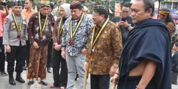Ketua DPRD Salatiga, Dance Ishak Palit (baju batik hitam putih), menyaksikan prosesi pembuatan keris pusaka Salatiga di Halaman Kantor DPRD setempat, Jumat, 21 Agustus 2026. (Prokompim Setda Salatiga/Lingkarjateng.id)