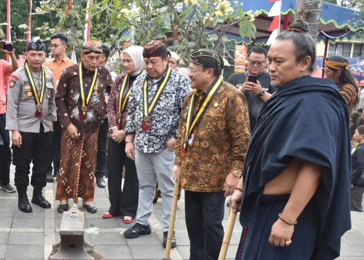 Ketua DPRD Salatiga, Dance Ishak Palit (baju batik hitam putih), menyaksikan prosesi pembuatan keris pusaka Salatiga di Halaman Kantor DPRD setempat, Jumat, 21 Agustus 2026. (Prokompim Setda Salatiga/Lingkarjateng.id)
