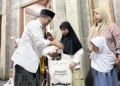 Ketua DPRD Kabupaten Jepara, Agus Sutisna, memberi santunan kepada anak yatim dalam peringatan Maulid Nabi Muhammad SAW di Musholla Nurul Huda, Desa Bugel, Kecamatan Kedung, Kabupaten Jepara, Rabu malam, 26 Agustus 2026. (Tomi Budianto/Lingkarjateng.id)