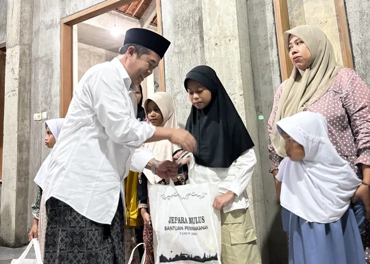 Ketua DPRD Kabupaten Jepara, Agus Sutisna, memberi santunan kepada anak yatim dalam peringatan Maulid Nabi Muhammad SAW di Musholla Nurul Huda, Desa Bugel, Kecamatan Kedung, Kabupaten Jepara, Rabu malam, 26 Agustus 2026. (Tomi Budianto/Lingkarjateng.id)
