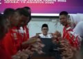 Ketua DPRD Jepara, Agus Sutisna, memberi pembekalan kepada 28 anggota Paskibraka Jepara di Ruang Serbaguna DPRD Jepara, Kamis, 13 Agustus 2026. (Tomi Budianto/Lingkarjateng.id)