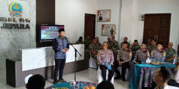 Ketua DPRD Jepara, Agus Sutisna, menyambut kedatangan Taruna Akpol Semarang di Makodim 0719 Jepara, Minggu, 2 Agustus 2026. (Humas DPRD Jepara/Lingkarjateng.id)