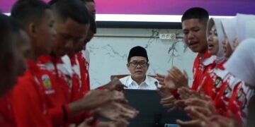 Ketua DPRD Jepara, Agus Sutisna, memberi pembekalan kepada 28 anggota Paskibraka Jepara di Ruang Serbaguna DPRD Jepara, Kamis, 13 Agustus 2026. (Tomi Budianto/Lingkarjateng.id)