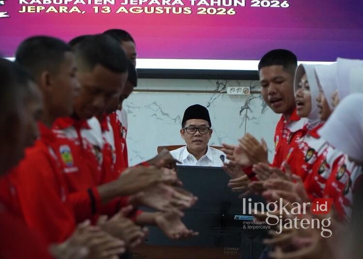 Ketua DPRD Jepara Beri Motivasi 28 Paskibraka HUT RI, Tekankan Disiplin dan Integritas 25 Ketua DPRD Jepara, Agus Sutisna, memberi pembekalan kepada 28 anggota Paskibraka Jepara di Ruang Serbaguna DPRD Jepara, Kamis, 13 Agustus 2026. (Tomi Budianto/Lingkarjateng.id)
