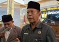 Ketua DPRD Kabupaten Pekalongan, Abdul Munir, memberi keterangan kepada awak media usai rapat paripurna di kantor dewan setempat, Rabu, 5 Agustus 2026. (Fahri Akbar/Lingkarjateng.id)
