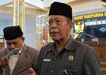Ketua DPRD Kabupaten Pekalongan, Abdul Munir, memberi keterangan kepada awak media usai rapat paripurna di kantor dewan setempat, Rabu, 5 Agustus 2026. (Fahri Akbar/Lingkarjateng.id)