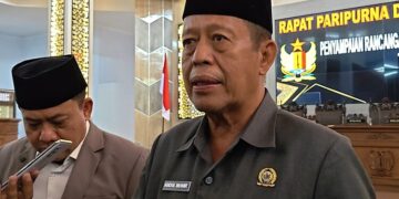 Ketua DPRD Kabupaten Pekalongan, Abdul Munir, memberi keterangan kepada awak media usai rapat paripurna di kantor dewan setempat, Rabu, 5 Agustus 2026. (Fahri Akbar/Lingkarjateng.id)