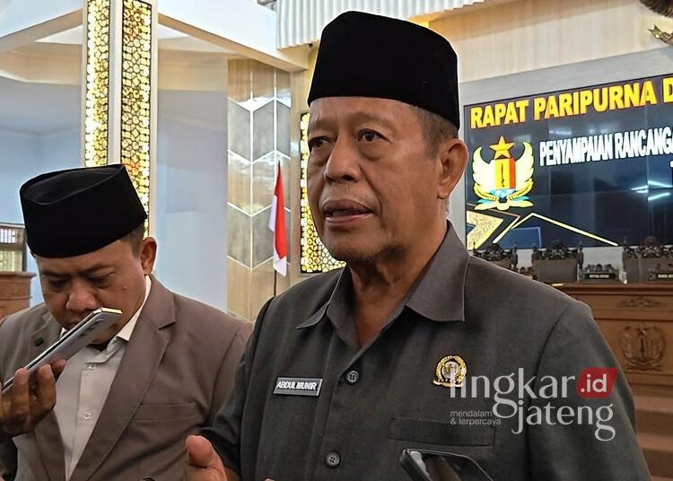 DPRD Pekalongan Soroti Penurunan Target PAD di Perubahan KUA-PPAS APBD 2026 25 Ketua DPRD Kabupaten Pekalongan, Abdul Munir, memberi keterangan kepada awak media usai rapat paripurna di kantor dewan setempat, Rabu, 5 Agustus 2026. (Fahri Akbar/Lingkarjateng.id)