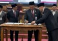 Ketua DPRD Pati menandatangani dokumen persetujuan KUA-PPAS 2027 dan Perubahan PPAS APBD 2026 pada Jumat, 14 Agustus 2026. (dok for Lingkarjateng.id)