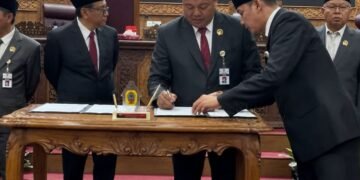 Ketua DPRD Pati menandatangani dokumen persetujuan KUA-PPAS 2027 dan Perubahan PPAS APBD 2026 pada Jumat, 14 Agustus 2026. (dok for Lingkarjateng.id)