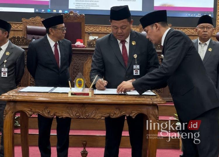 Ketua DPRD Pati Harap KUA PPAS 2027 Jadi Dasar Pembangunan Pro Rakyat 25 Ketua DPRD Pati menandatangani dokumen persetujuan KUA-PPAS 2027 dan Perubahan PPAS APBD 2026 pada Jumat, 14 Agustus 2026. (dok for Lingkarjateng.id)
