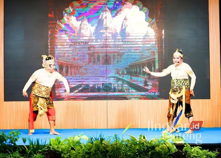 Ketua Komisi D DPRD Pati Teguh Bandang Waluyo (kiri), Plt Bupati Pati Risma Ardhi Chandra (tengah) adu peran dalam pagelaran seni wayang orang di pendopo kabupaten setempat pada Minggu, 9 Agustus 2026. (dok for Lingkarjateng.id)