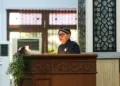 Wakil Ketua DPRD Kabupaten Pekalongan, Sumar Rosul, membacakan sejarah singkat Kabupaten Pekalongan dalam Rapat Paripurna peringatan HUT ke-404, Selasa, 25 Agustus 2026. (Fahri Akbar/Lingkarjateng.id)