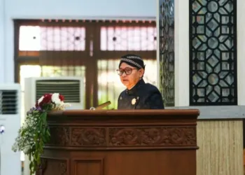 Wakil Ketua DPRD Kabupaten Pekalongan, Sumar Rosul, membacakan sejarah singkat Kabupaten Pekalongan dalam Rapat Paripurna peringatan HUT ke-404, Selasa, 25 Agustus 2026. (Fahri Akbar/Lingkarjateng.id)