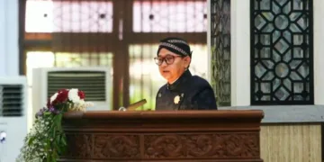 Wakil Ketua DPRD Kabupaten Pekalongan, Sumar Rosul, membacakan sejarah singkat Kabupaten Pekalongan dalam Rapat Paripurna peringatan HUT ke-404, Selasa, 25 Agustus 2026. (Fahri Akbar/Lingkarjateng.id)