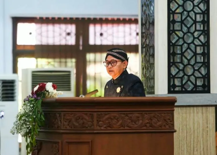 Wakil Ketua DPRD Kabupaten Pekalongan, Sumar Rosul, membacakan sejarah singkat Kabupaten Pekalongan dalam Rapat Paripurna peringatan HUT ke-404, Selasa, 25 Agustus 2026. (Fahri Akbar/Lingkarjateng.id)