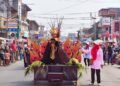 Peserta Kirab Budaya Merah Putih Kabupaten Jepara 2026 menyapa masyarakat, Selasa, 18 Agustus 2026. (Tomi Budianto/Lingkarjateng.id)