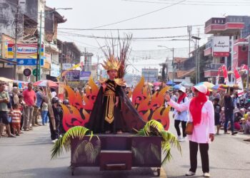 Peserta Kirab Budaya Merah Putih Kabupaten Jepara 2026 menyapa masyarakat, Selasa, 18 Agustus 2026. (Tomi Budianto/Lingkarjateng.id)