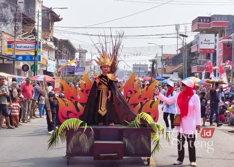 Peserta Kirab Budaya Merah Putih Kabupaten Jepara 2026 menyapa masyarakat, Selasa, 18 Agustus 2026. (Tomi Budianto/Lingkarjateng.id)