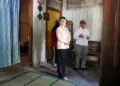 Bupati Kendal Dyah Kartika Permanasari meninjau rumah warga yang mendapat bantuan perbaikan. (dok for Lingkarjateng.id)