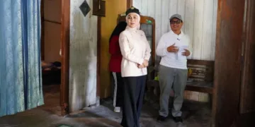 Bupati Kendal Dyah Kartika Permanasari meninjau rumah warga yang mendapat bantuan perbaikan. (dok for Lingkarjateng.id)