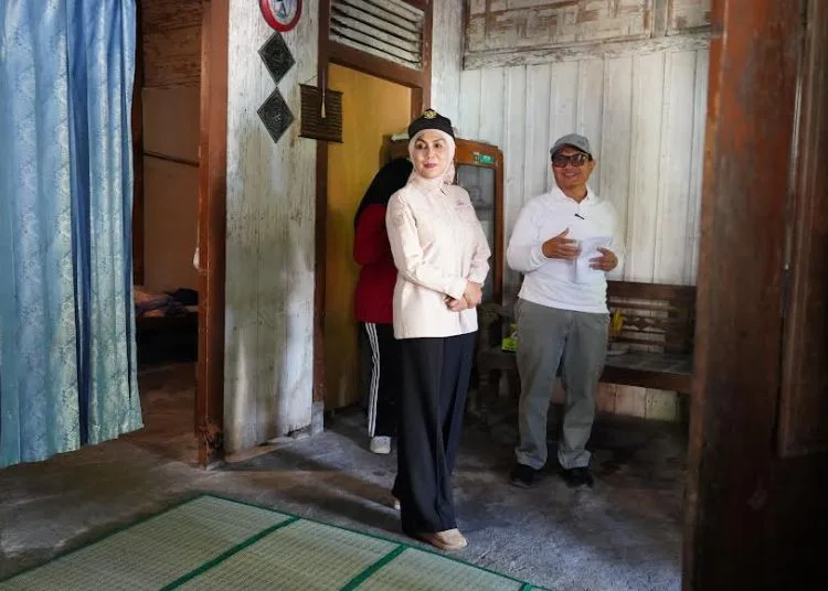 Bupati Kendal Dyah Kartika Permanasari meninjau rumah warga yang mendapat bantuan perbaikan. (dok for Lingkarjateng.id)