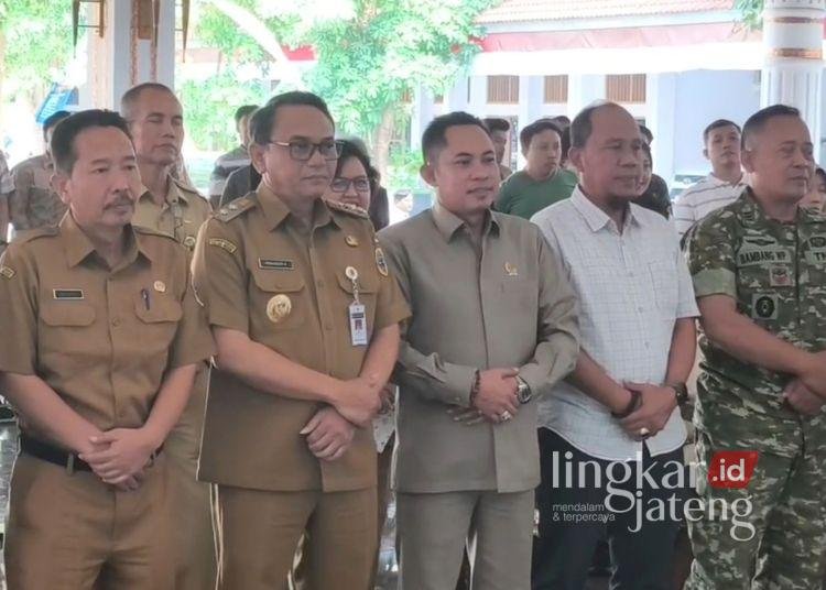 Komisi B DPRD Pati Kawal Pelaksanaan SPPG Serap Telur Peternak Lokal 25 Ketua Komisi B DPRD Kabupaten Pati, Muslihan (tengah), menghadiri pertemuan asosiasi peternak unggas dengan Satuan Pelayanan Pemenuhan Gizi (SPPG) di pendopo Setda Pati pada Selasa, 11 Agustus 2026. (dok for Lingkarjateng.id)