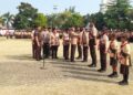 Bupati Kendal, Dyah Krtika Permanasari, menyematkan lencana dan medali kepada anggota Pramuka Garuda di Alun-Alun Kendal, Sabtu 1 Agustus 2026. (Anik Kustiani/Lingkarjateng.id)