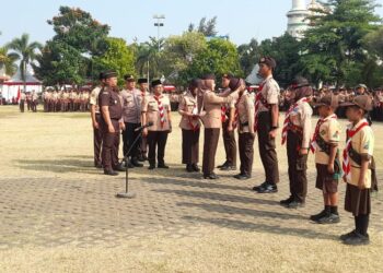 Bupati Kendal, Dyah Krtika Permanasari, menyematkan lencana dan medali kepada anggota Pramuka Garuda di Alun-Alun Kendal, Sabtu 1 Agustus 2026. (Anik Kustiani/Lingkarjateng.id)
