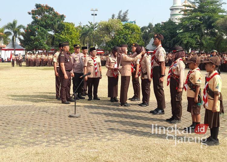 Bupati Kendal, Dyah Krtika Permanasari, menyematkan lencana dan medali kepada anggota Pramuka Garuda di Alun-Alun Kendal, Sabtu 1 Agustus 2026. (Anik Kustiani/Lingkarjateng.id)