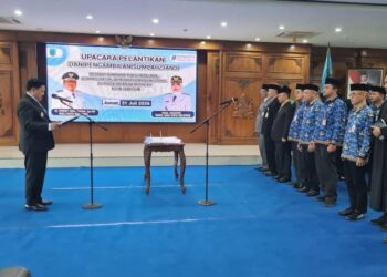 Lantik 30 Pejabat, Wali Kota Salatiga Tekankan ASN Harus Berorientasi Melayani 25 Wali Kota Salatiga Robby Hernawan melantik dan mengambil sumpah/janji 30 pejabat di Ruang Kaloka, Kantor Setda, Jumat, 31 Juli 2026. (Prokompim Setda Salatiga/Lingkarjateng.id)