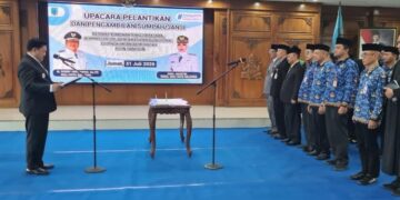 Wali Kota Salatiga Robby Hernawan melantik dan mengambil sumpah/janji 30 pejabat di Ruang Kaloka, Kantor Setda, Jumat, 31 Juli 2026. (Prokompim Setda Salatiga/Lingkarjateng.id)
