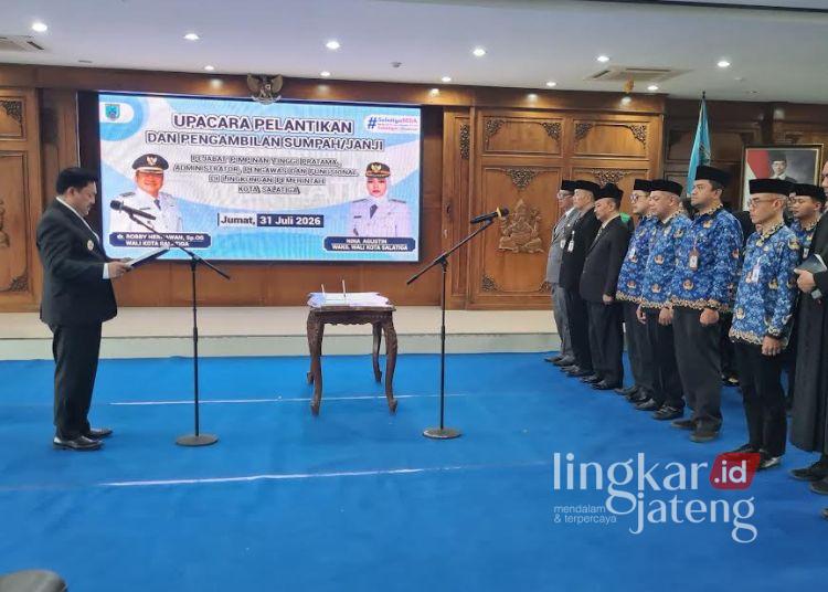 Wali Kota Salatiga Robby Hernawan melantik dan mengambil sumpah/janji 30 pejabat di Ruang Kaloka, Kantor Setda, Jumat, 31 Juli 2026. (Prokompim Setda Salatiga/Lingkarjateng.id)