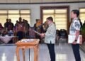 Plt Bupati Pekalongan Sukirman saat mengambil sumpah dan melantik 40 Pejabat Fungsional di lingkungan Pemkab Pekalongan, di Aula Lantai I Setda Kajen, Jumat, 7 Agustus 2026. (Fahri Akbar/Lingkarjateng.id)