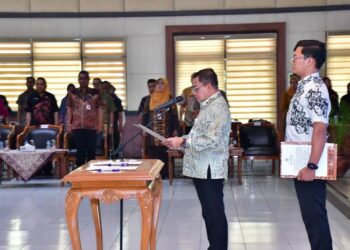 Lantik 40 Pejabat Fungsional Pemkab Pekalongan, Sukirman Tekankan Integritas 25 Plt Bupati Pekalongan Sukirman saat mengambil sumpah dan melantik 40 Pejabat Fungsional di lingkungan Pemkab Pekalongan, di Aula Lantai I Setda Kajen, Jumat, 7 Agustus 2026. (Fahri Akbar/Lingkarjateng.id)