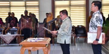 Plt Bupati Pekalongan Sukirman saat mengambil sumpah dan melantik 40 Pejabat Fungsional di lingkungan Pemkab Pekalongan, di Aula Lantai I Setda Kajen, Jumat, 7 Agustus 2026. (Fahri Akbar/Lingkarjateng.id)