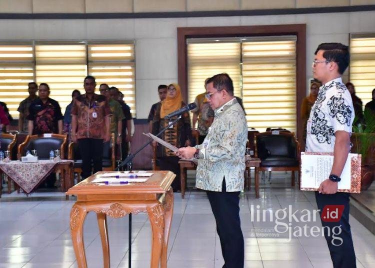 Plt Bupati Pekalongan Sukirman saat mengambil sumpah dan melantik 40 Pejabat Fungsional di lingkungan Pemkab Pekalongan, di Aula Lantai I Setda Kajen, Jumat, 7 Agustus 2026. (Fahri Akbar/Lingkarjateng.id)