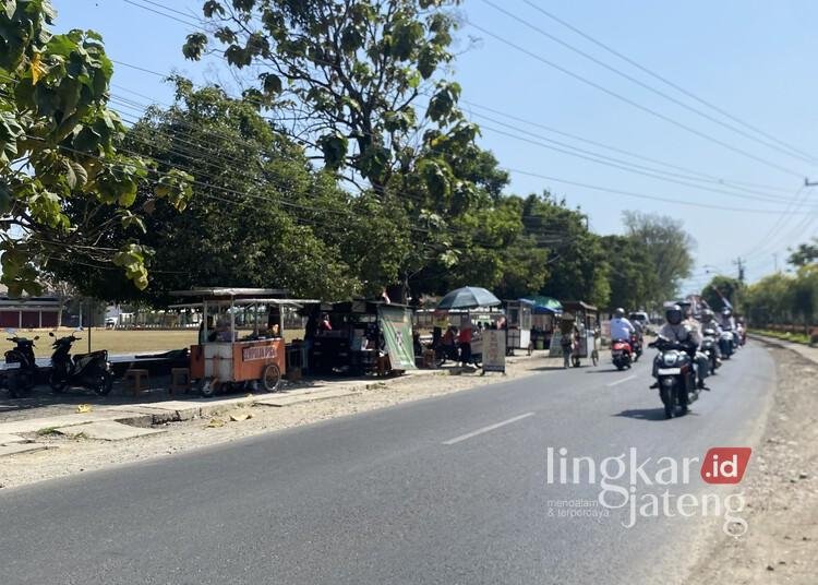 PKL berjualan di sekitar Lapangan Desa Rendeng, Kecamatan Kudus Kota, Kabupaten Kudus. (Nisa Hafizhotus S./Lingkarjateng.id)