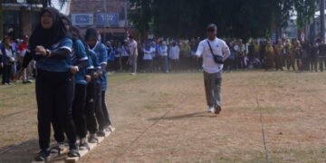 Meriahkan HUT ke-81 RI, Pemkab Batang Gelar Lomba Bakiak dan Tarik Tambang untuk OPD 10 Dua tim mengikuti lomba bakiak dalam rangka memeriahkan HUT Ke-81 RI di Alun-alun Batang, Selasa, 11 Agustus 2026. (Humas Pemkab Batang/Lingkarjateng.id)