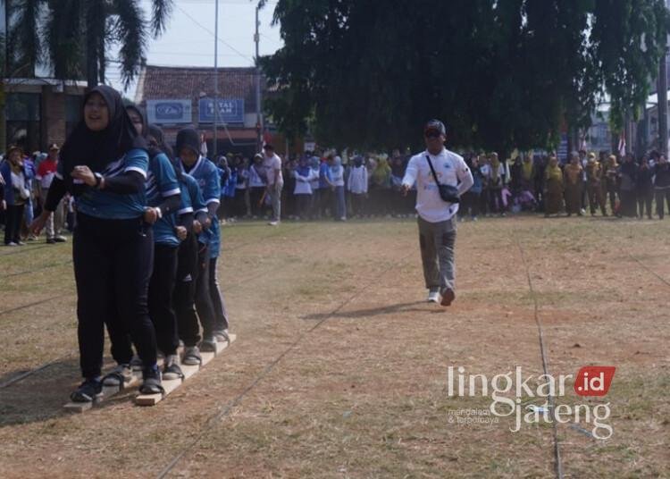 Dua tim mengikuti lomba bakiak dalam rangka memeriahkan HUT Ke-81 RI di Alun-alun Batang, Selasa, 11 Agustus 2026. (Humas Pemkab Batang/Lingkarjateng.id)