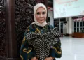 Mantan Bupati Kendal, Widya Kandi Susanti, mengenakan salah satu batik pramesti hasil karyanya. (Anik Kustiani/Lingkarjateng.id)