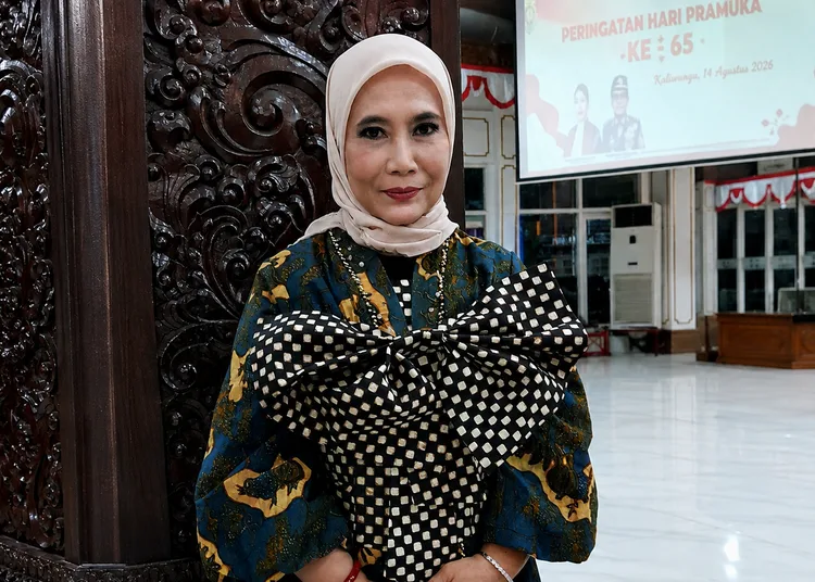 Mantan Bupati Kendal, Widya Kandi Susanti, mengenakan salah satu batik pramesti hasil karyanya. (Anik Kustiani/Lingkarjateng.id)