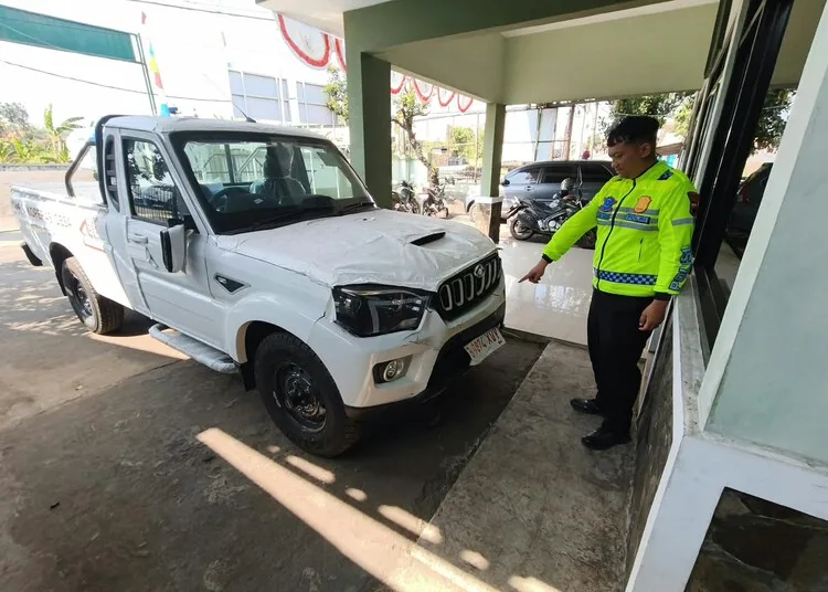 Satlantas Polresta Batang mengamankan mobil pick up Kopdes Merah Putih yang menabrak pejalan kaki dan empat motor di Jalan Raya Desa Kaliboyo, Kecamatan Tulis, Kabupaten Batang, Kamis, 20 Agustus 2026. (Humas Polresta Batang/Lingkarjateng.id)