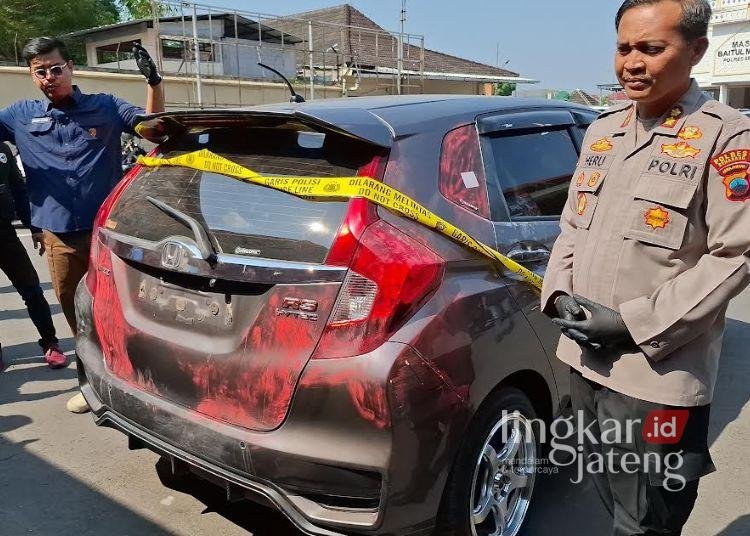 Kasatreskrim Polres Semarang AKP Bodia Teja Lelana saat menunjukkan barang bukti kasus pembunuhan bos Royal Phone di Mapolres Semarang. (Hesty Imaniar/Lingkarjateng.id)